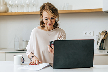 mulher mais velha a escolher investimentos