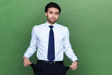 homem com os bolsos vazios