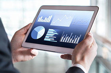 homem a segurar tablet com gráficos