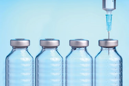 frascos medicamento e seringa