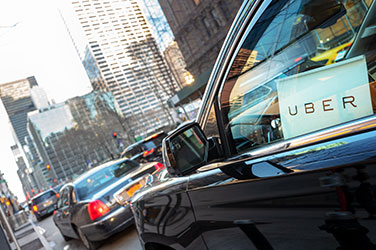 uber em fila de trânsito